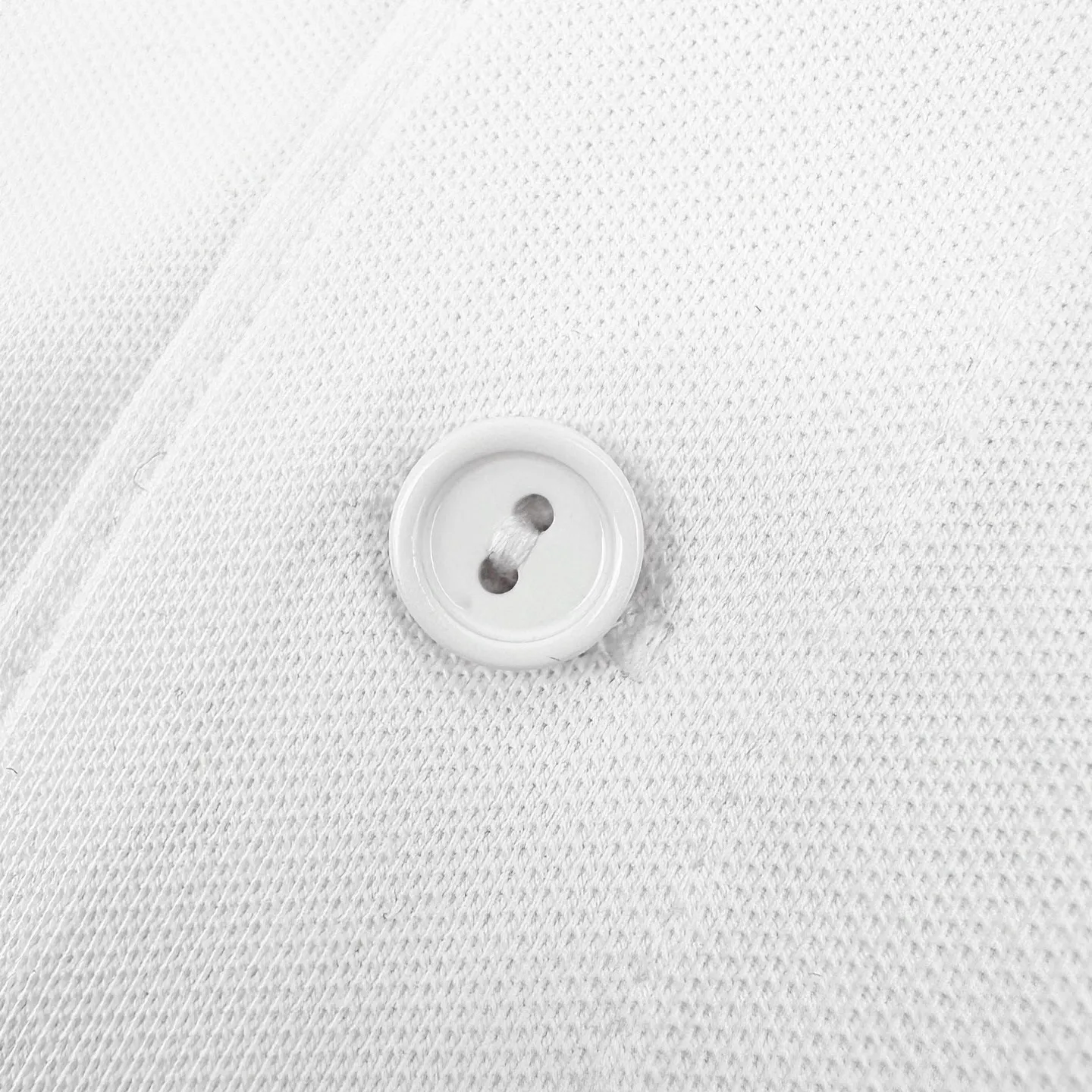 Lacoste crocodile logo Polo shirt (White). The original version was purchased for 1,090 and developed. The fabric is made of custom-made glaze bee extract cotton. It is delicate, soft and comfortable. Pure white as the base. It uses minimalist texture to interpret the symbiosis of comfort and luxury. The iconic small crocodile comes to mind. On the pure white canvas, it outlines a low-key edge with a vivid attitude. It cuts out the complex and simplifies it. Use a solid color as the base and the logo as the print. It shows the texture and brand heritage in a low-key manner. It adopts the stamping process to make independent embroidered stamps through computer embroidery, and then positions them and sews them to fix it on the clothes. It has a strong three-dimensional effect, is strong and washable, has stable quality, and the fabrics have been washed with enzymes. It has a better hand feel and texture. It is not easy to deform, shrink or fade, and maintains long-term beauty. Size:S-M-L-XL